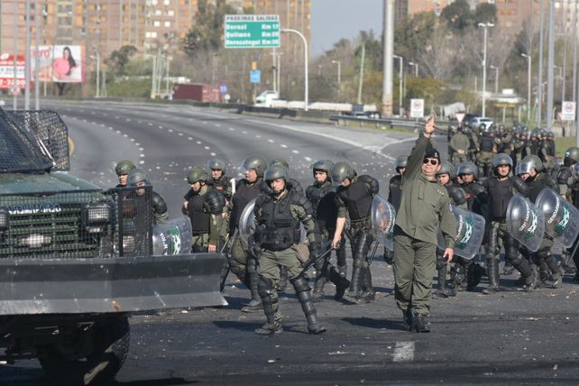 operativo. La Gendarmería dispersó la manifestación con carros hidrantes y gases lacrimógenos.