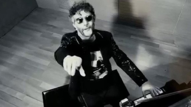 Fito cantó una versión de Dale alegría a mi corazón para River- Boca