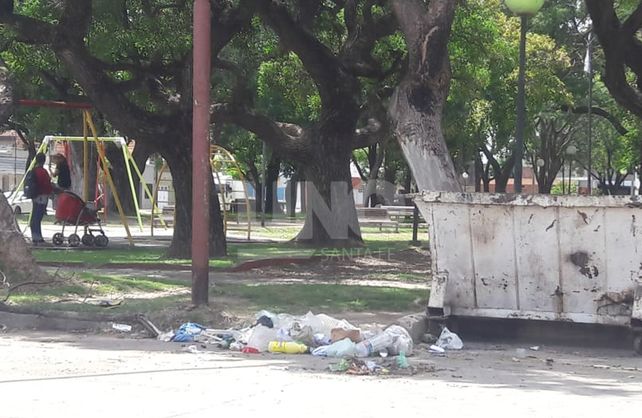 La plaza Isla Malvinas luce repleta de basura