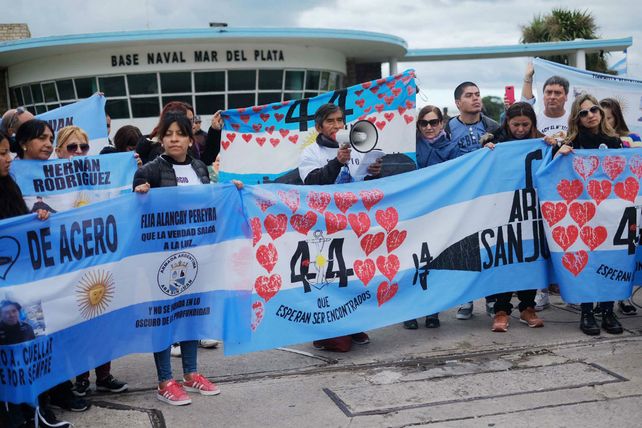 Desenlace. Parte de los familiares de los tripulantes realizaron movilizaciones a la base naval de Mar del Plata.