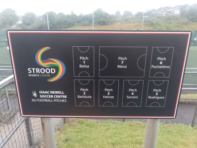 El Isaac Newell Soccer Centre, que funciona en el Strood Sports Centre, con las siete canchas con nombres de futbolistas rojinegros.