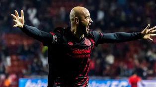El delantero paraguayo Carlos González ocupará el puesto de centrodelantero que tanto quería Newells. Llega de jugar en Xolos de Tijuana.