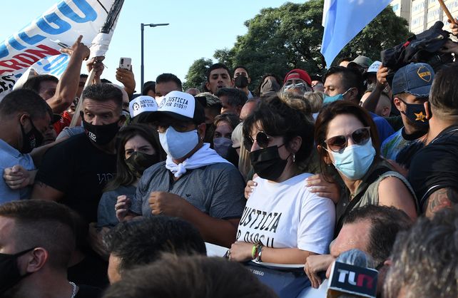 Marcha y desbordes en el Obelisco durante el reclamo de justicia por la muerte de Maradona