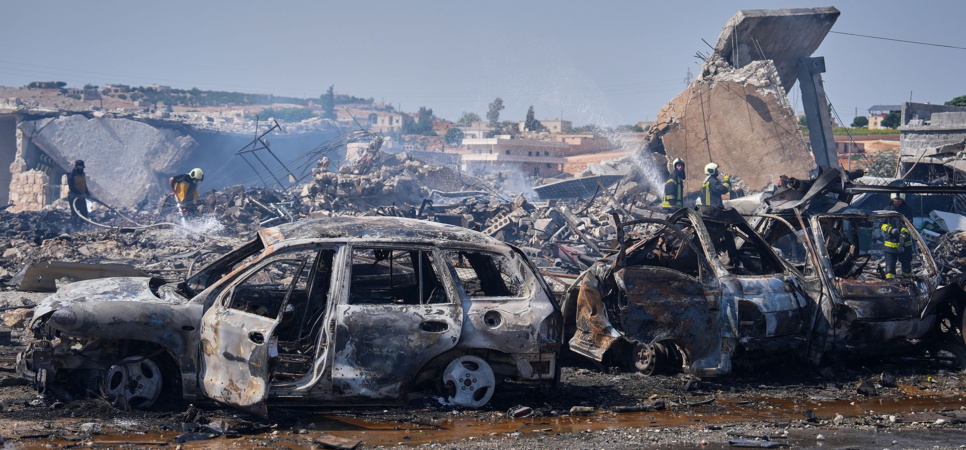 Los bomberos trabajan entre escombros y vehículos quemados en el lugar de una explosión en lo que el Ministerio de Defensa de Siria dijo que era un almacén utilizado para el almacenamiento temporal de armas cerca de Sarmada, en la provincia de Idlib, Siria, el miércoles 9 de septiembre de 2026. (Foto AP/Omar Albam) Los bomberos trabajan entre escombros y vehículos quemados en el lugar de una explosión en lo que el Ministerio de Defensa de Siria dijo que era un almacén utilizado para el almacenamiento temporal de armas cerca de Sarmada, en la provincia de Idlib, Siria, el miércoles 9 de septiembre de 2026. (Foto AP/Omar Albam)