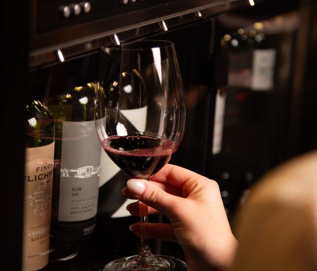 Máquina expendedora de vino por copa, ubicada en el Wine Bar de Lehonor.