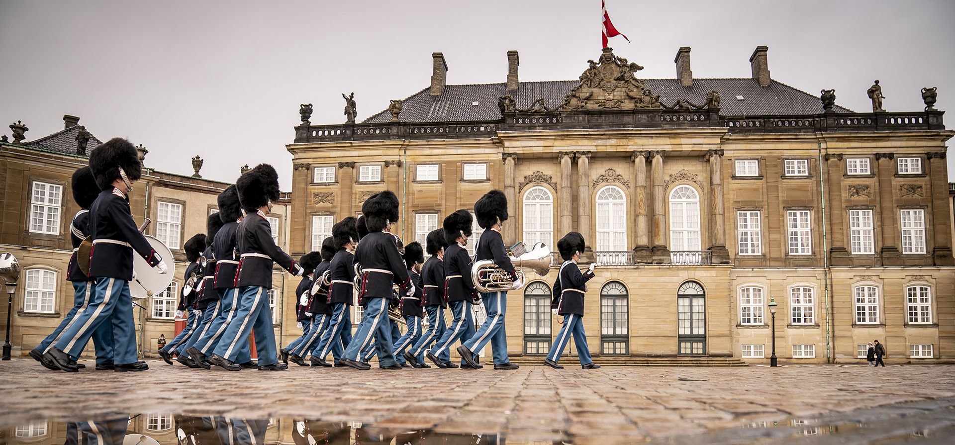 Las banderas ondean a media asta en el Castillo de Amalienborg del Palacio de la Reina en Copenhague, Dinamarca, el miércoles 11 de enero de 2023 para honrar la muerte del ex rey de Grecia, Costantine.  (Mads Claus Rasmussen/Ritzau Scanpix vía AP)