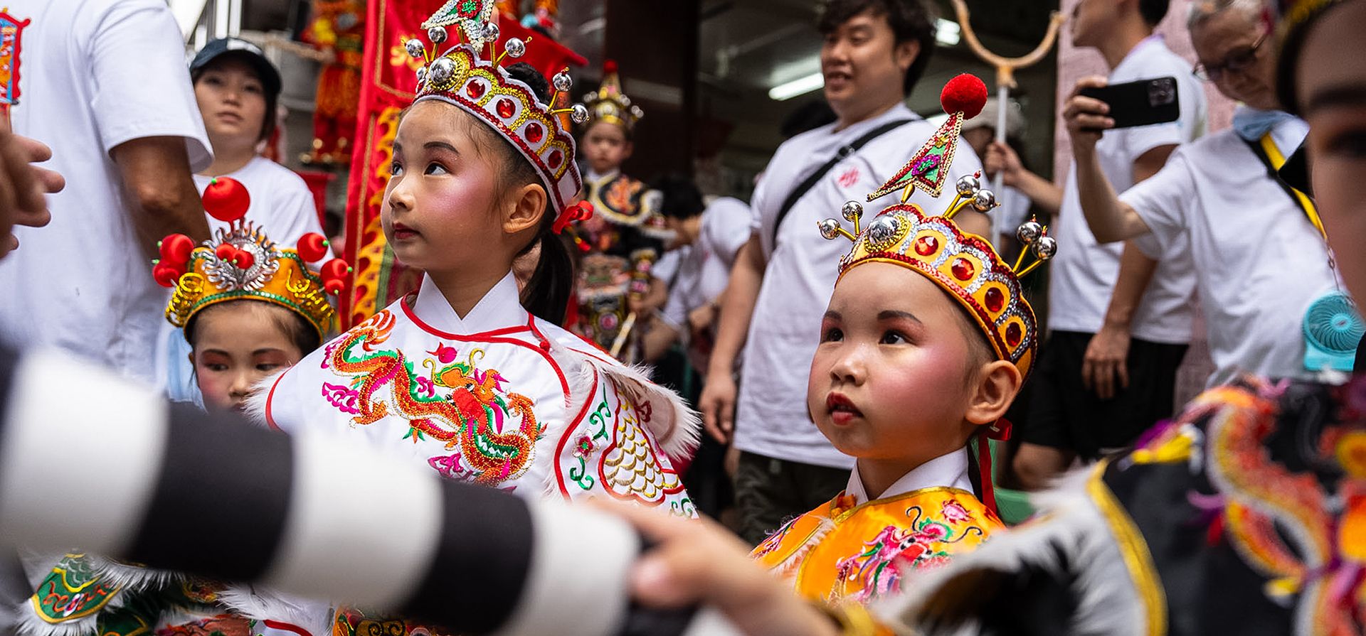 Un grupo de niños con vestimenta tradicional participa en el desfile Piu Sik durante el Festival Bun en la isla de Cheung Chau, Hong Kong, el domingo 24 de mayo de 2026. (Foto AP/Chan Long Hei) Un grupo de niños con vestimenta tradicional participa en el desfile Piu Sik durante el Festival Bun en la isla de Cheung Chau, Hong Kong, el domingo 24 de mayo de 2026. (Foto AP/Chan Long Hei)