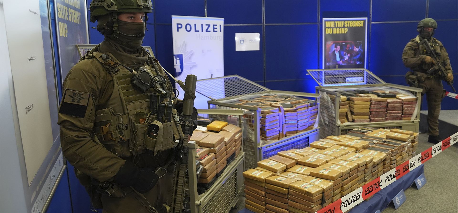 Agentes de la fuerza especial de policía aseguran paquetes de cocaína incautada mientras son presentados en una conferencia de prensa en la sede de la policía en Hamburgo, el 24 de septiembre de 2024. (Marcus Brandt/dpa vía AP) Agentes de la fuerza especial de policía aseguran paquetes de cocaína incautada mientras son presentados en una conferencia de prensa en la sede de la policía en Hamburgo, el 24 de septiembre de 2024. (Marcus Brandt/dpa vía AP)