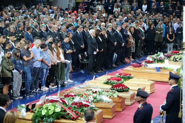 Penoso. Los funerales realizados ayer en un estadio cubierto de la ciudad de Andria