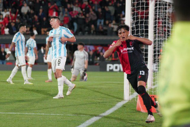 Facundo Guch celebra el segundo gol leproso ante Atlético Tucumán