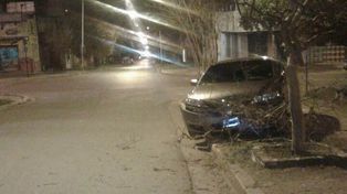 Perdió el control del auto y terminó incrustado contra un árbol