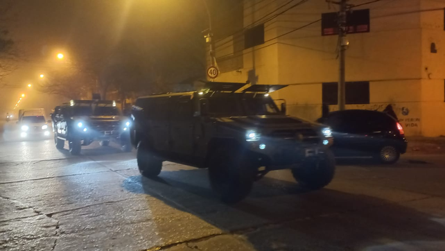 Efectivos de la Policía Federal llegaron con vehículos de gran porte y armas pesadas para los allanamientos. 