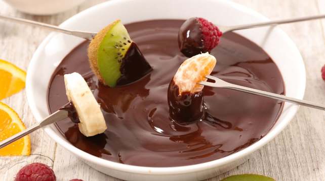La fondue de chocolate es un postre rápido y fácil para sorprender a los invitados