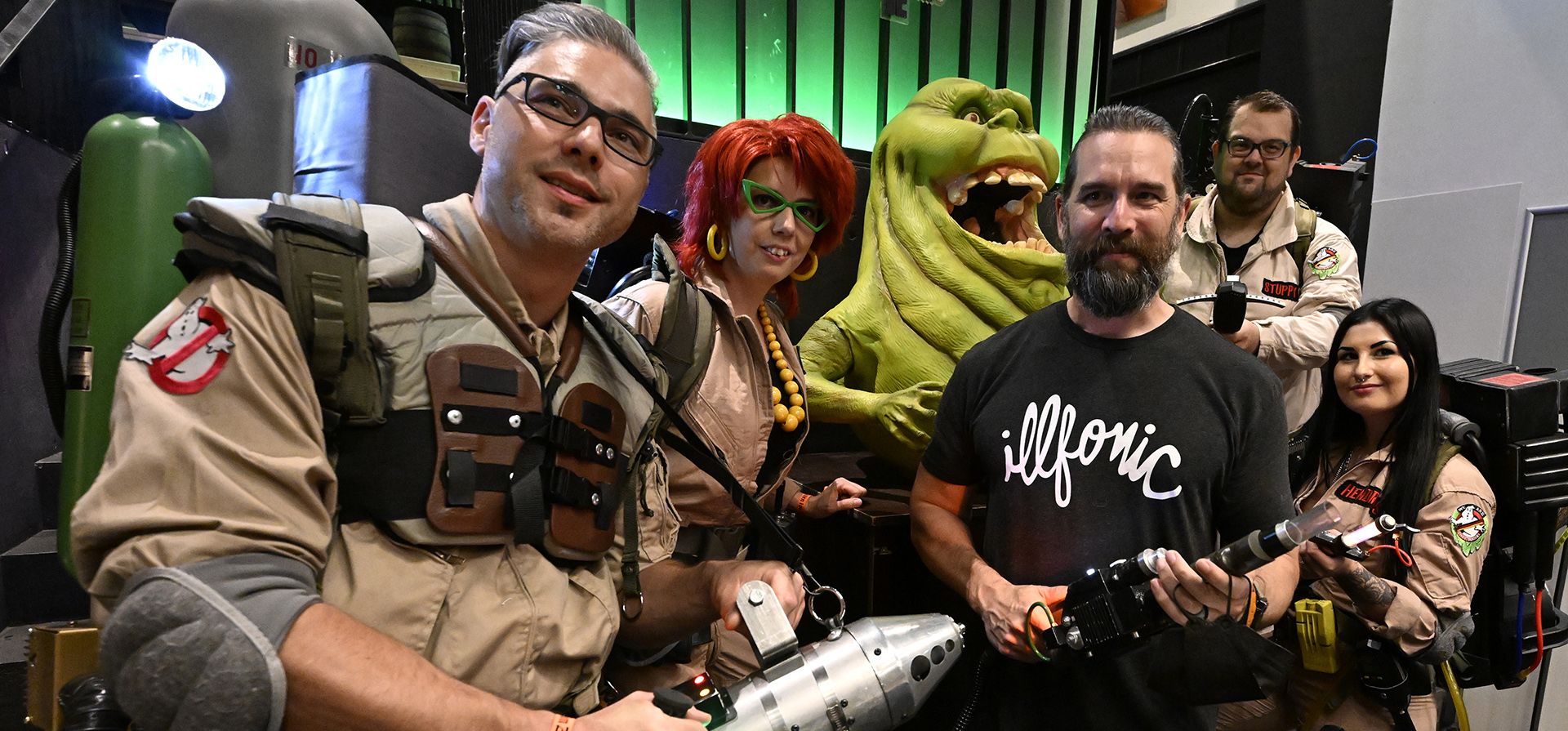 El director creativo de IllFonic, Jared Gerritzen, en el centro, posa con Slimer y los Cazafantasmas locales en Ghostbusters: Spirits Unleashed Happy Hour patrocinado por Intel durante la feria comercial Gamescom 2022 el miércoles 24 de agosto de 2022 en Colonia, Alemania.