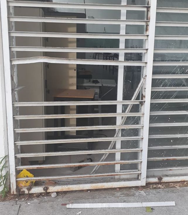Para entrar al taller de la carpintería, los vándalos barretearon la puerta de metal.