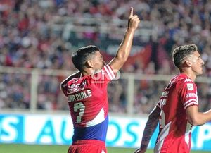 Unión debutó pisando fuerte: le ganó 1-0 a River en un repleto 15 de Abril
