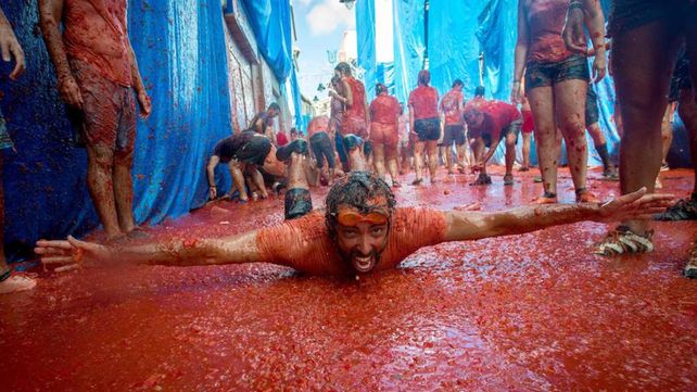 Tomatina, la batalla roja celebra su fiesta anual con un mensaje contra la homofobia
