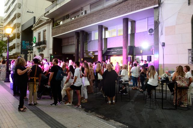 El evento de inauguración de la joyería congregó a una gran cantidad de gente que se acercó al Pasaje Álvarez a celebrar.