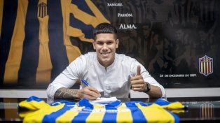 Sebastián Zaracho llega proveniente de Paraguay. Firmó y se suma al Canalla que dirige Jorge Almirón.