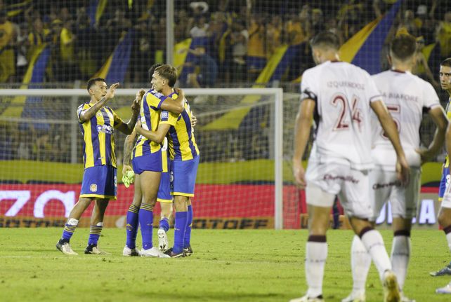 El partido contra Lanús fue el que marcó el debut de Central como local en el torneo. Lo ganó 2-1.