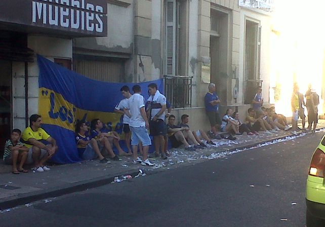 Boca ya está en Santa Fe y los hinchas recibieron al equipo en el hotel