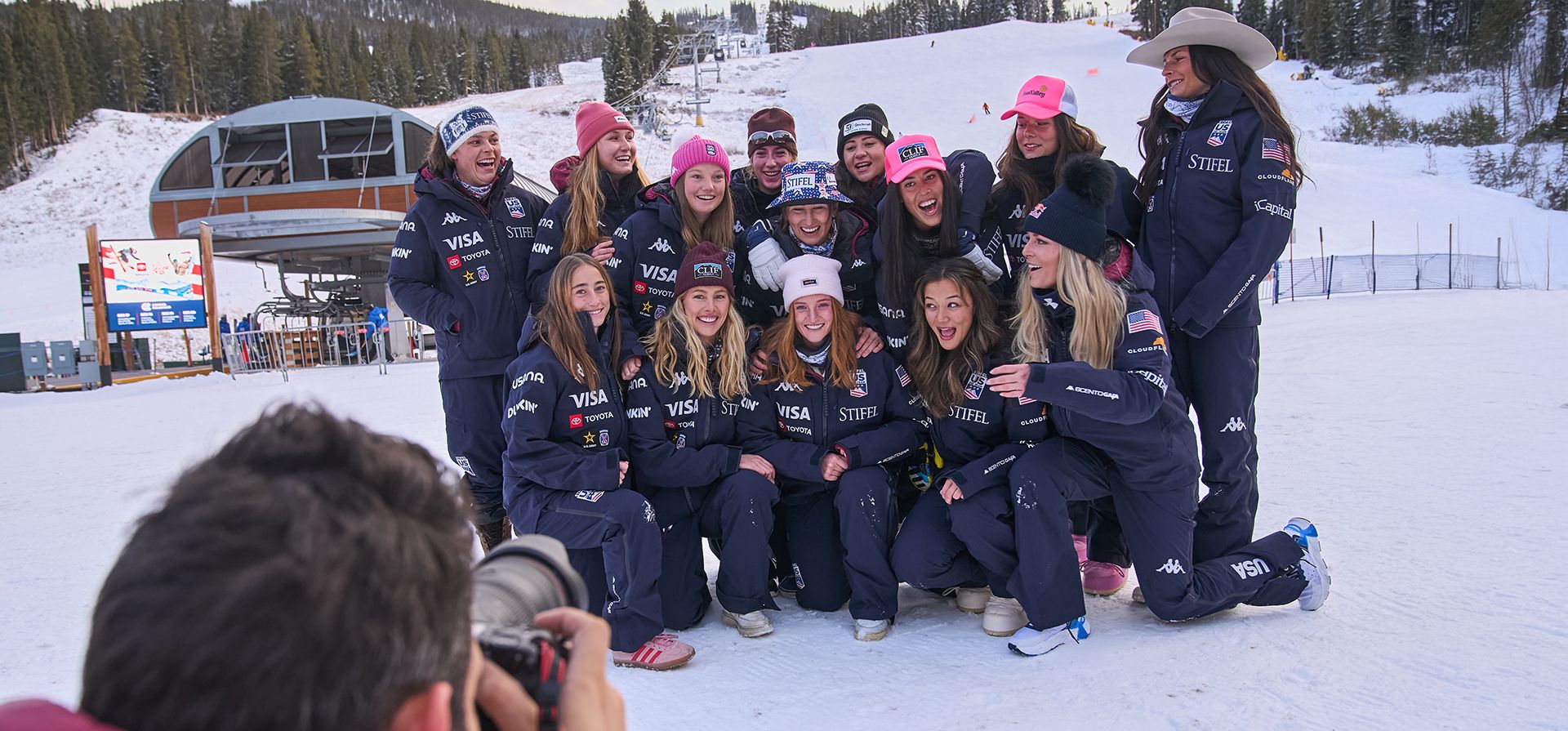 Integrantes del equipo femenino de esquí de EE. UU., entre ellas Lindsey Vonn (abajo a la derecha) y Breezy Johnson (arriba a la izquierda), bromean juntas mientras se reúnen para una foto grupal en Copper Mountain, Colorado, el 19 de noviembre de 2025. (Foto AP/Jacquelyn Martin) Integrantes del equipo femenino de esquí de EE. UU., entre ellas Lindsey Vonn (abajo a la derecha) y Breezy Johnson (arriba a la izquierda), bromean juntas mientras se reúnen para una foto grupal en Copper Mountain, Colorado, el 19 de noviembre de 2025. (Foto AP/Jacquelyn Martin)
