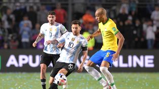 De zurda. Lionel Messi intenta maniobrar ante Fabinho. La Pulga trató pero fueron más ganas que fútbol.