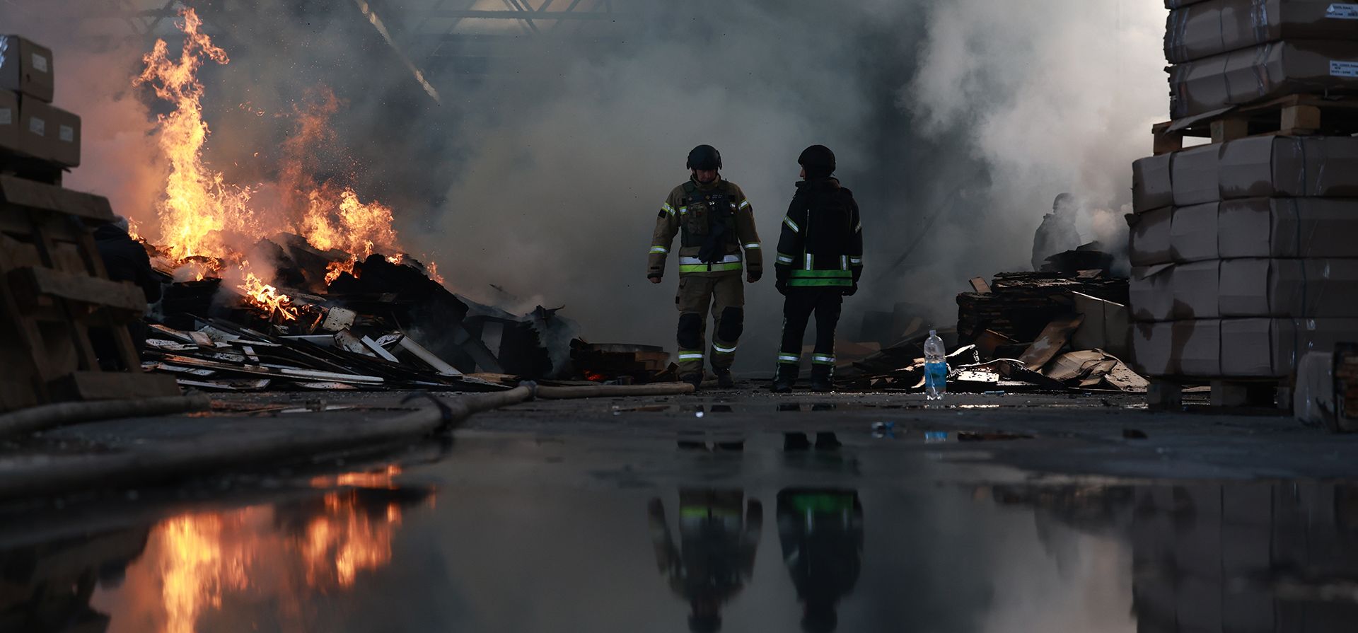 Equipos de rescate extinguen un incendio en una fábrica de muebles dañada por el impacto de un dron ruso en Zaporiyia, Ucrania, el martes 6 de octubre de 2026. (Foto AP/Kateryna Klochko) Equipos de rescate extinguen un incendio en una fábrica de muebles dañada por el impacto de un dron ruso en Zaporiyia, Ucrania, el martes 6 de octubre de 2026. (Foto AP/Kateryna Klochko)