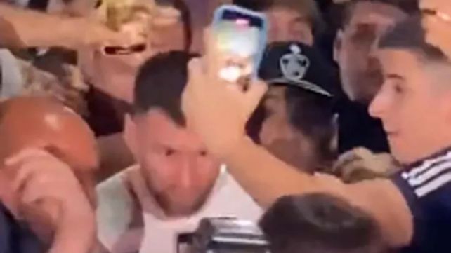 Lionel Messi fue a cenar con la familia a una parrilla y una multitud se acercó a saludarlo