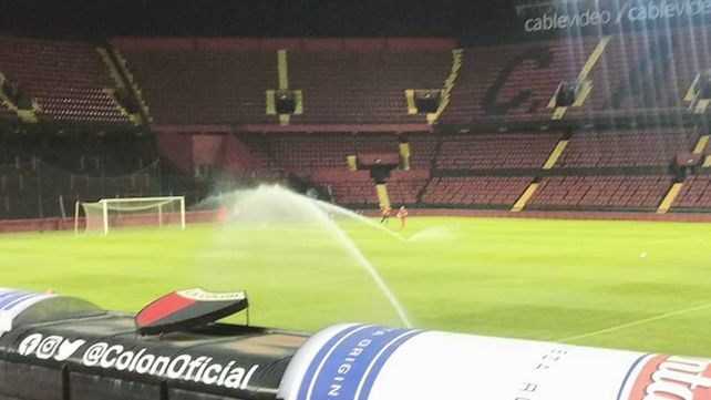 Colón informó un positivo de coronavirus de un auxiliar del plantel.