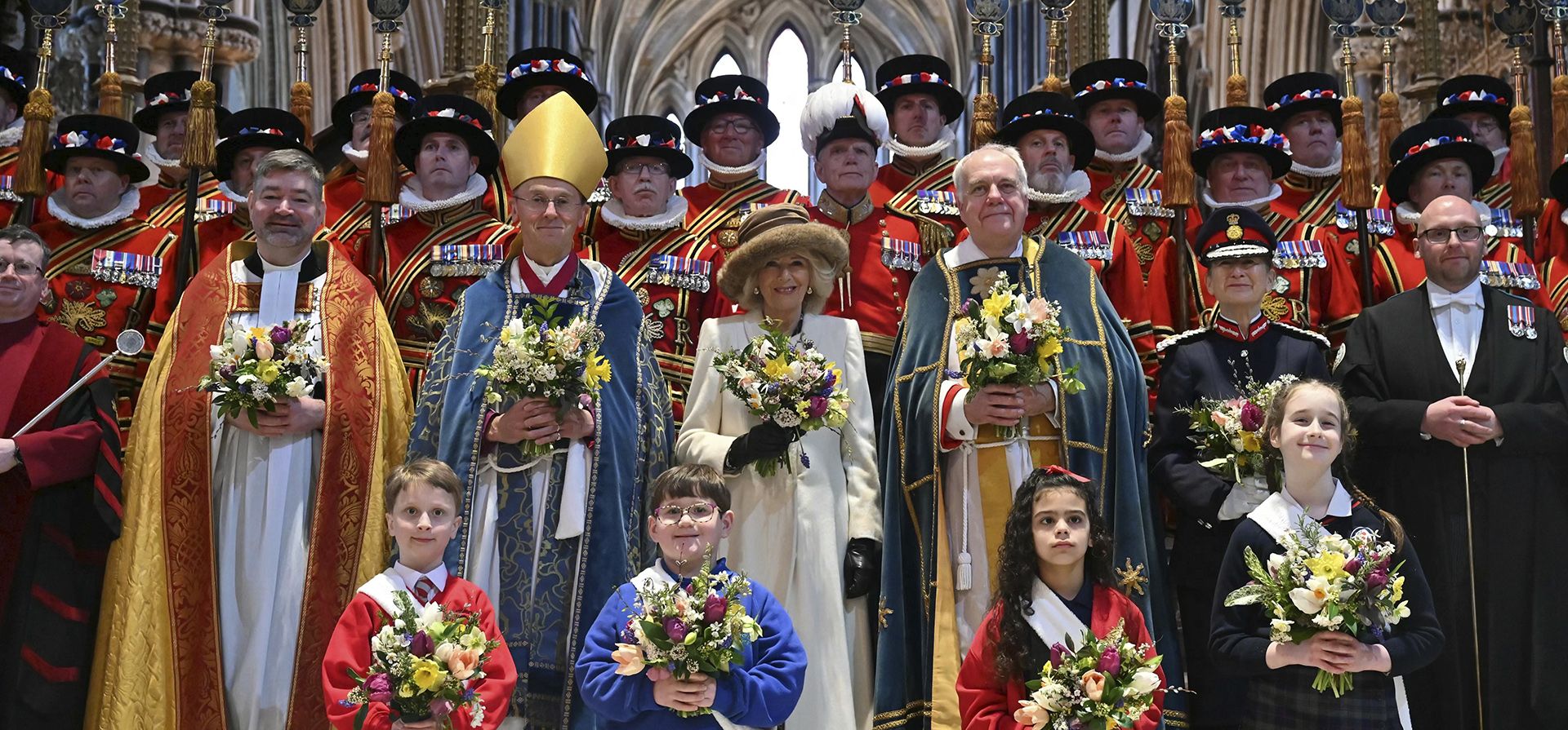 La Reina Camilla de Gran Bretaña, posa para una fotografía con el Partido Santo durante el Servicio Real Santo, donde distribuye el dinero Santo a 75 hombres y 75 mujeres, reflejando la edad del monarca, en la Catedral de Worcester, Worcester, Inglaterra, el jueves 28 de marzo de 2024.(Justin Tallis, foto de la piscina vía AP) La Reina Camilla de Gran Bretaña, posa para una fotografía con el Partido Santo durante el Servicio Real Santo, donde distribuye el dinero Santo a 75 hombres y 75 mujeres, reflejando la edad del monarca, en la Catedral de Worcester, Worcester, Inglaterra, el jueves 28 de marzo de 2024.(Justin Tallis, foto de la piscina vía AP)