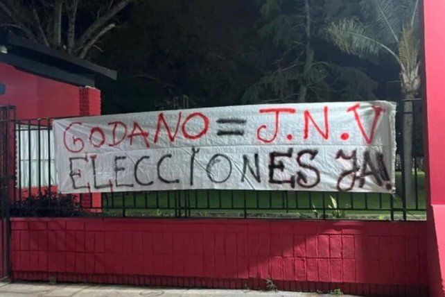 Colón: aparecieron banderas contra la dirigencia en medio de la crisis política y deportiva