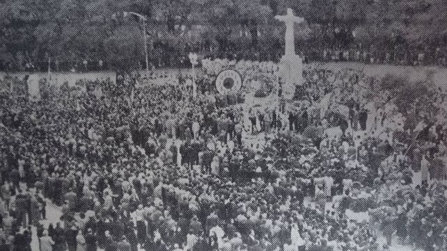 La marcha de silencio de la CGT terminó su trayecto en el Cristo Redentor frente al cementerio El Salvador.&nbsp;