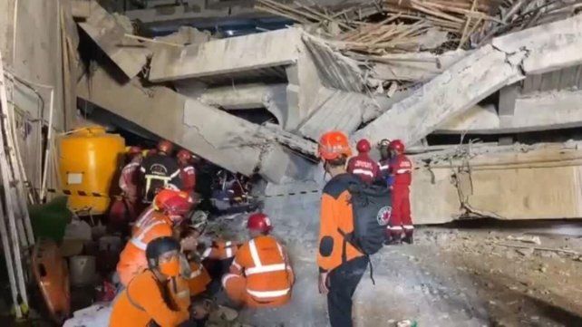 Colapsó un edificio escolar en Indonesia: asciende a 53 el número de muertos