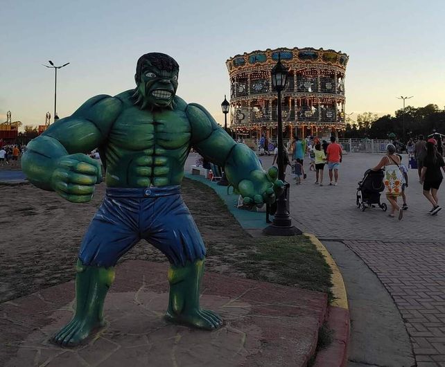 Va cayendo el sol y el Increíble Hulk acompaña el encendido de las luces del Carrusel.