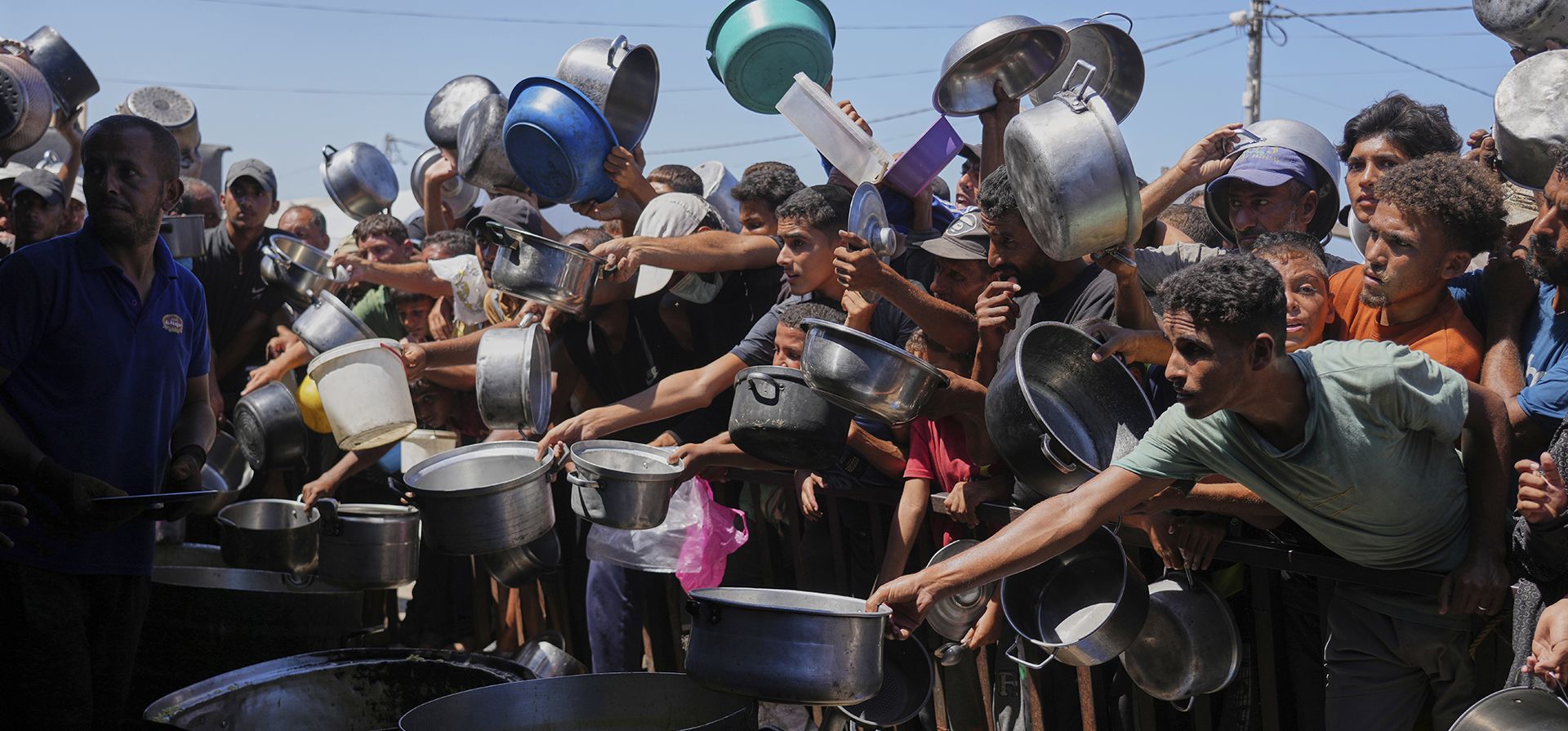 Palestinos luchan por conseguir alimentos donados en un comedor comunitario en Khan Younis, al sur de la Franja de Gaza, el lunes 1 de septiembre de 2025. (Foto AP/Abdel Kareem Hana) Palestinos luchan por conseguir alimentos donados en un comedor comunitario en Khan Younis, al sur de la Franja de Gaza, el lunes 1 de septiembre de 2025. (Foto AP/Abdel Kareem Hana)