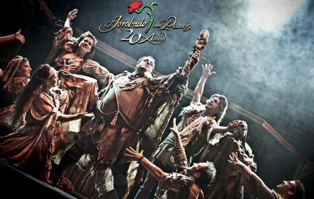 Héroe. La conmovedora historia de Quasimodo y Esmeralda es el eje de la comedia musical que marcó el segundo gran éxito de Pepe Cibrián y Angel Mahler.