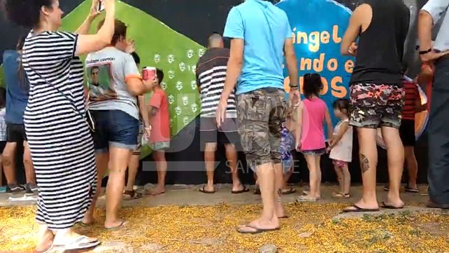 La comunidad santotomesina pintó un mural en homenaje a Augusto Paulón.&nbsp;