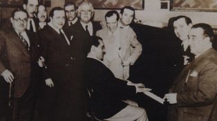 Federico García Lorca en la sala de música del club Español, durante su visita a Rosario en 1933.