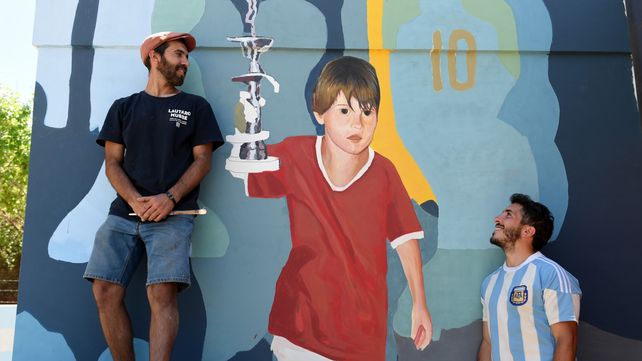  Los muralistas Lautaro Musse y Mariano Marante están trerminando un mural en homenaje al pibe que nació en esa cuadra y se convirtío en la mayor estrella del fútbol mundial.