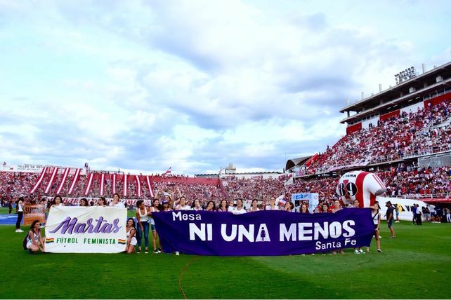 Una vez más, las mujeres pararon la pelota en la playa