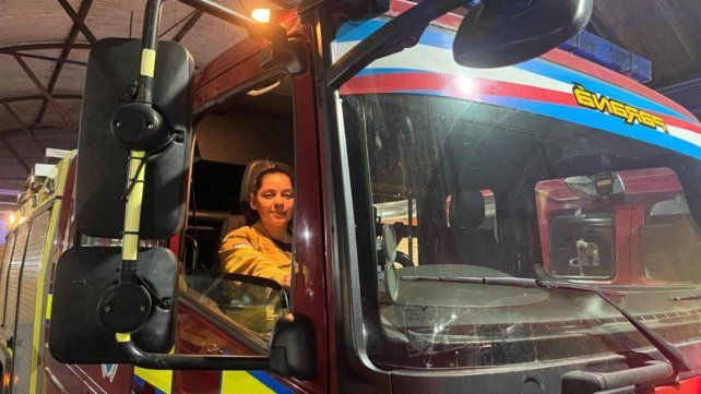 María Fernanda Sosa y Nadia Álvarez pertenecen al cuerpo de Bomberos Voluntarios de Paraná y obtuvieron el registro de conducir para vehículos de emergencias
