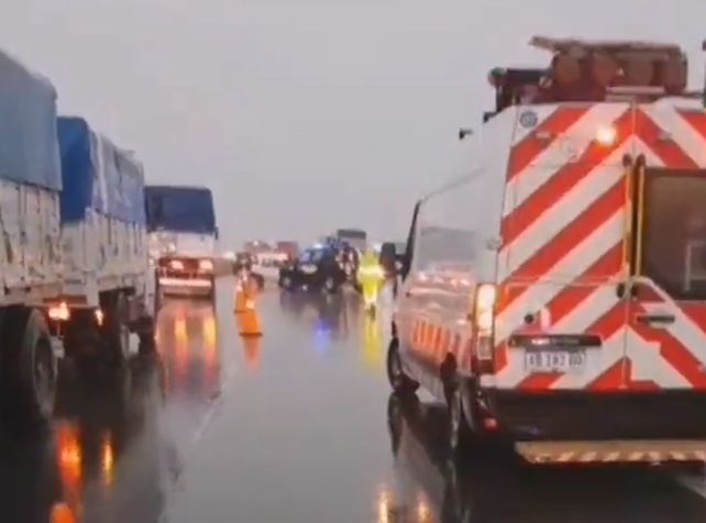 Un muerto al chocar un auto y dos camiones en la autopista Rosario-Buenos Aires