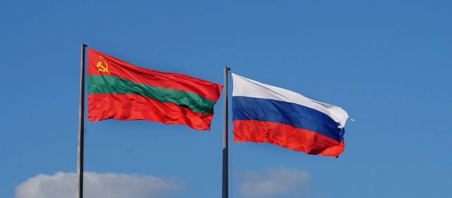 La bandera de Transnistria junto a la de Rusia.
