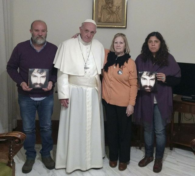 Francisco junto a la familia de Santiago Maldonado en el Vaticano.