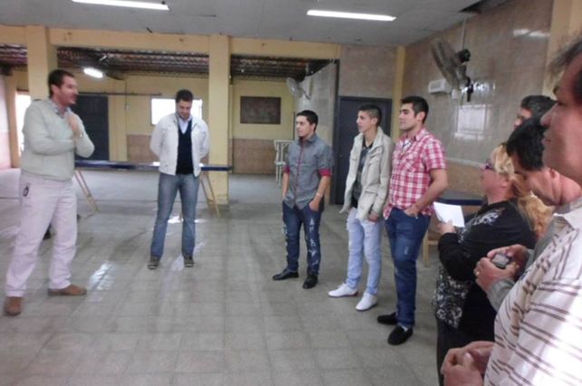 Los chicos de La Voz del Pueblo recibiendo la distinción.