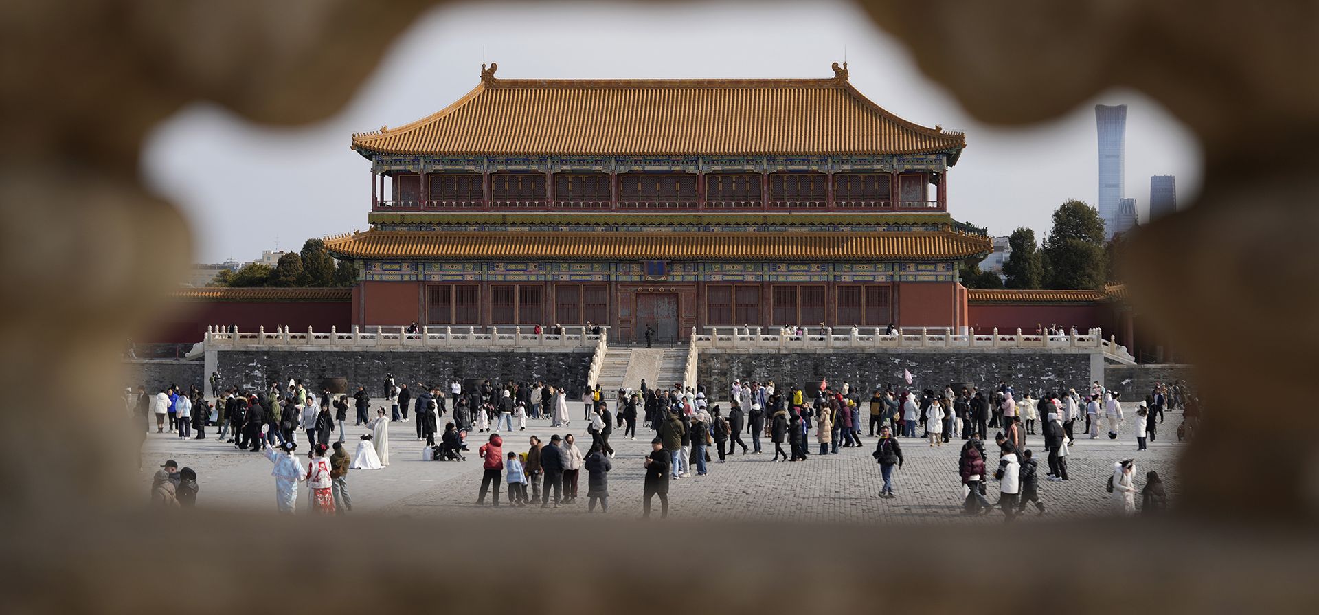 Un edificio de la Ciudad Prohibida enmarcado por una valla de granito en Beijing, el 21 de febrero de 2025. (Foto AP/Ng Han Guan) Un edificio de la Ciudad Prohibida enmarcado por una valla de granito en Beijing, el 21 de febrero de 2025. (Foto AP/Ng Han Guan)