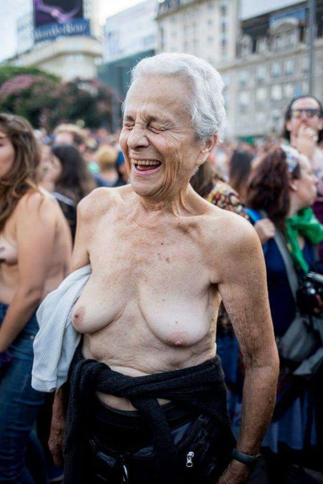 La abuela del tetazo rompió el silencio tras su aparición en el Obelisco
