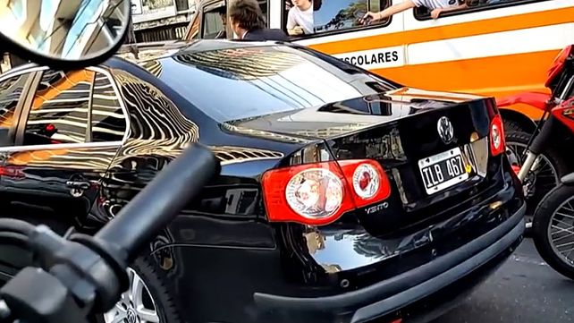 Durante el camino se detuvo en un semáforo y saludó a un grupo de chicos que viajaban en una combi.