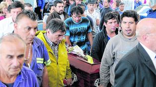 No entiendo la razón de tanta saña, dijo el papá de Araceli al despedir los restos de su hija